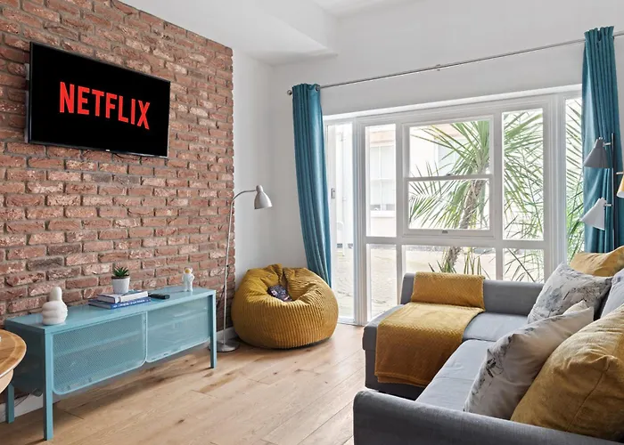 Urban Elegance - 1-2 Bed Luxury City Retreat