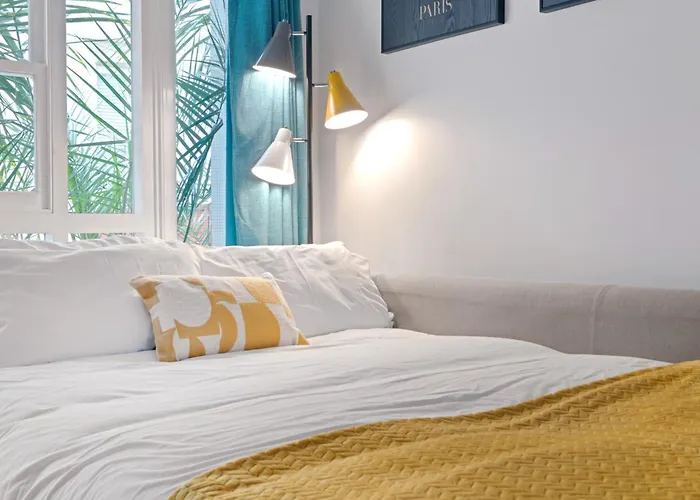 Urban Elegance - 1-2 Bed Luxury City Retreat